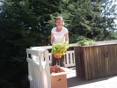 Lousie packar upu sina växter 