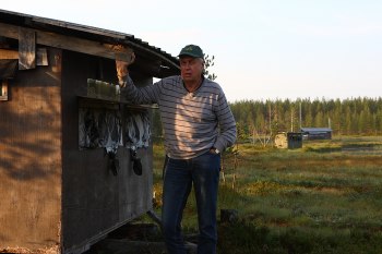 Tre olika gömslen vid tjärnen och jag själv