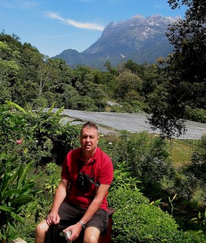 Berget bakom mig är Kinabalu 4101 m.ö.h. Malaysiska Borneo.