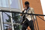 Elvis entering the building