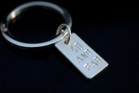 Nyckelring i silver. inkl bricka med text. Pris 950 kr.