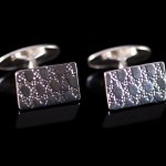 Mönstrad 12x19mm av 15mm tjockt silvergods. Pris 1100 kr.