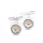 Fossil-silver med 18k guldknopp i mitten. Pris 950 kr.