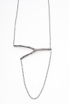 Murgrönekvist i oxide rat silver med oxiderad silverkedja. ca 90 cm långt. Pris 1200 kr.
