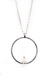 "Egen tid". 90 cm långt silverhalsband med oxiderad ring. Kvinna i miniatyr med en bok i handen. Pris 795 kr.