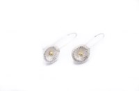 Fossil-örhängen i silver med 18k guldknopp i mitten. Pris 495 kr.