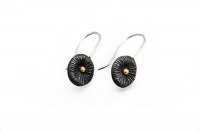 Fossil-örhängen i oxiderat silver med 18k guldknopp i mitten. Pris 495 kr.