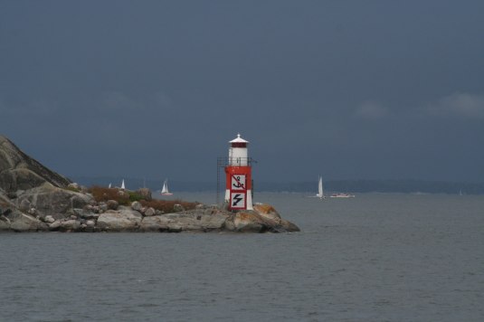 Yxhammarskobbens fyr. Ligger i SV delen av Kanholmsfjärden. C:a 3.5 M väster om Sandhamn i farleden in till Stockholm. Klicka i spalten till höger för att ladda ner bilden till din egen dator.