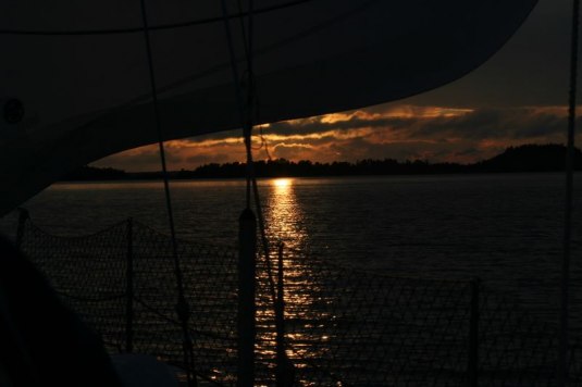 Tidig morgon. Midsommarafton i skärgården.