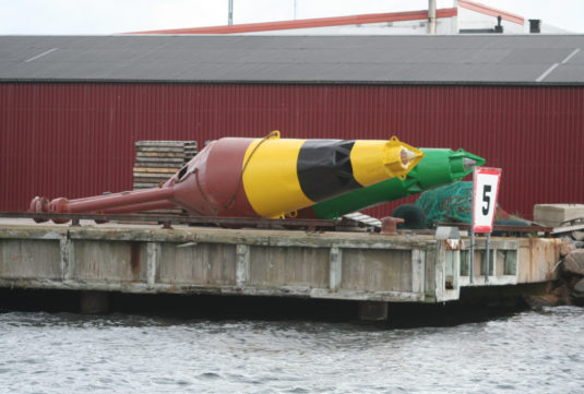 Bojar på land för service. Ingår i serierna med powerpointbilder för navlärare. Se Navlärarinfo.