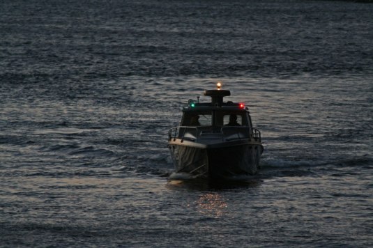 Motorbåt med lanternor.