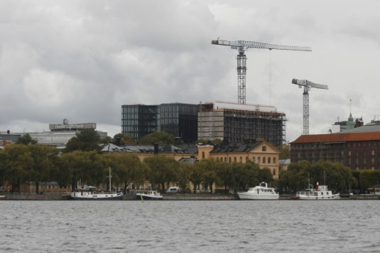 Stockholms skyline från Riddafjärden håller på att ändras med denna hotellbyggnad. En tveksam pendang till Stadshuset.
