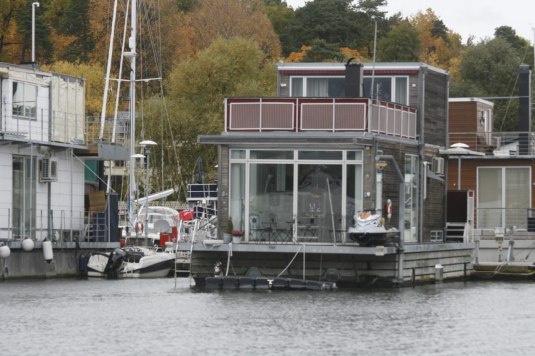 Husbåt vid Pamas Marina.