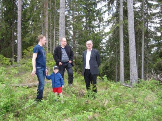 Per Walett, vicar in Flisby, with son; Peter Johansson, artists and initiator; Sergei Muchin- Photo Torun Ekstrand