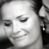 Brudgum viskar i örat på bruden | Bröllopsfotograf Brigitte Grenfeldt Stockholm