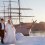 Brudpar framför Af Chapman på Skepsholmen | Bröllopsfotograf Brigitte Grenfeldt Stockholm
