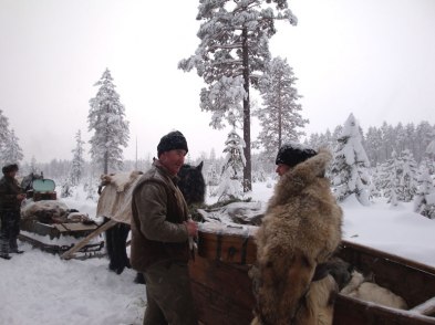 Micke och Sigurd tar sig mat ur färdskrinet