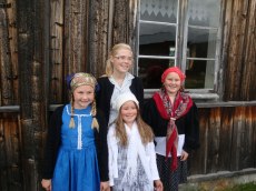 Sara, Julie, Marielle och Linnea poserar framför de nya gardinerna.