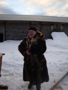 Karl-Gunnar provar vargskinnspälsen