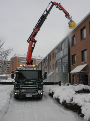 med sopvalsen på kranen kommer man lätt åt snön på taken