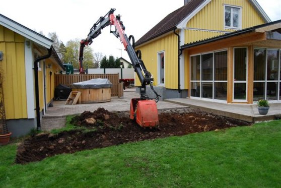 Kranbil utför urgrävning