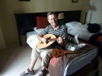 Mats lutar i sängen och ukelelen får vila