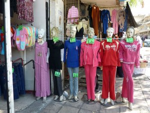 Högsta mode i Jordanien, man stryper gärna modellerna