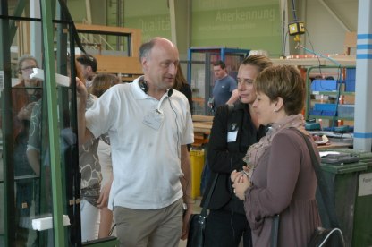 Mikael i samspråk med Maria Jonason från Kärnfastigheter i Helsingborg om passivhusfönster på Nestle Fönsterfabrik.