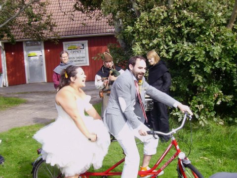 Sara & Daniel valde att anlända med tandemcykel till vigseln