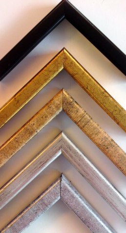Ram nr. 3: Rundade kanter i svart, olika nynser av guld eller silver, bredd 25 mm, djup 20 mm