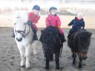 Cecilia, Emilia och Olivia rider