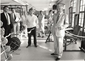 Landshövding Bertil Göransson inviger Baltic Rehabs klinik i Baltic Clubs gym - 1985