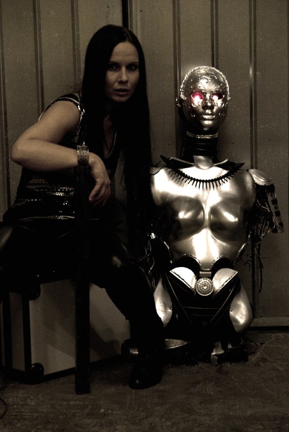 Shara & Wencoraa. I  built this robot for a musicvideo production. Photo: Sussi Lundkvist 