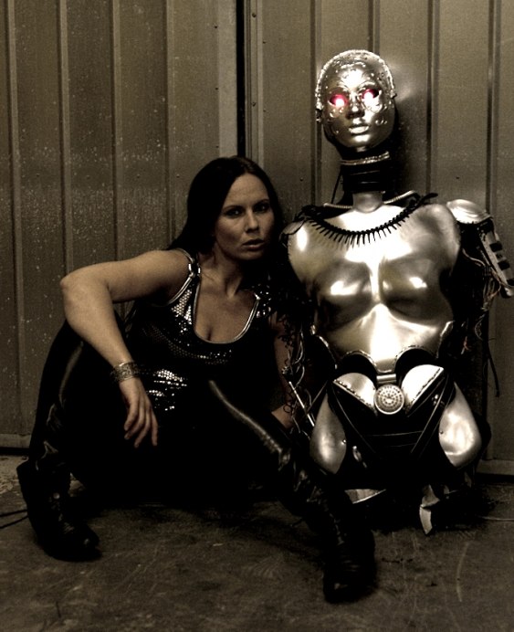 Shara & Wencoraa. I  built this robot for a musicvideo production. Photo: Sussi Lundkvist 