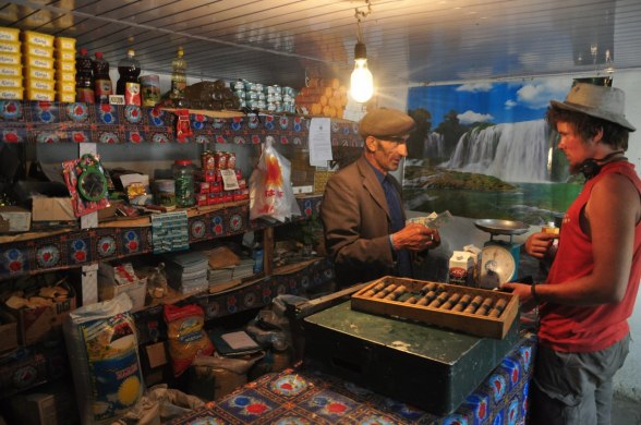 Typisk inredning och utbud i en Tajikisk kiosk