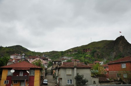 En turkisk by, observera den turkiska flagga på berget