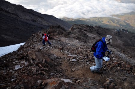 En lång ridge som vi följde de första 1000 höjdmetrarna mot toppen, långt där nere ser man andra basecamp på 4000 m över havet