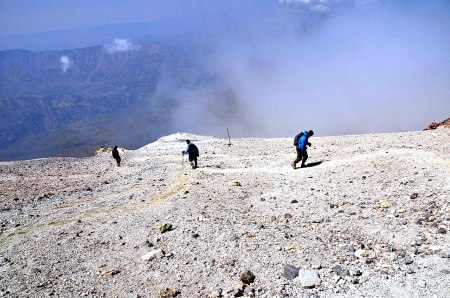 De sista hundra metrarna till toppen. Fullständigt utmattade på 5500 meters höjd.