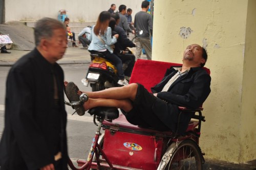 En sovande cyklist i Chengdu