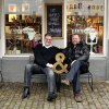 Radarparet Håkan & Lars poserar framför butiken "Farm Mountain" i Randers
