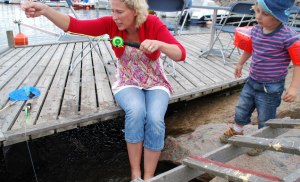 Mamma Erika ivrigt påhejad av minstingen Wilmer!