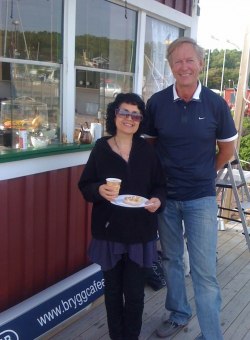 Shahla Mir Jahangin välkomnas till nya kiosken av Anders Widén