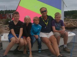 Optimistskolan klass 1 2011; Gabriel, Milly, Olle, Anders & Tim samlas. Max & Emily har inte anslutit kursen ännu!