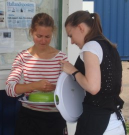 Olivia & Rosanna tänder ljusen