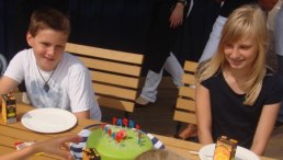 Jonas & Linnea beundrar tårtan