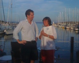 Henrik von Sydow avtackas av Anna Blomqvist som har 100% närvaro på "Gäster på Bryggan" serien 2011!