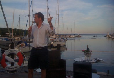 Henrik von Sydow animerat och pedagogiskt vid sitt sommartal 2011 i Grötvik. Se "nyheter" för fullt reportage!