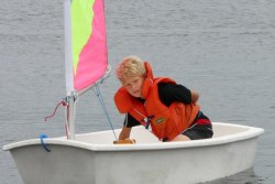 Alfred seglar med en arm
