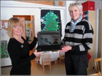 Stjärnstudios representant Marie Björk och Gunilla på Bagarevägens förskola i Henån.