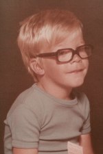 Pojken på bilden är 7 år och heter Patrik. Han är fotograferad av Stjärnstudio på Domus, Stortorget, Halmstad, år 1976. 35 år senare är Patrik delägare och VD för Stjärnstudio.